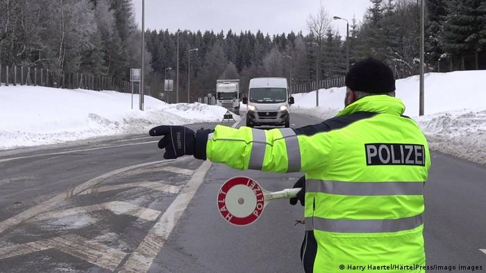 السلطات الألمانية تغلق الحدود مع النمسا وتستعد للإغلاق مع دول أخرى بسبب جائحة كورونا