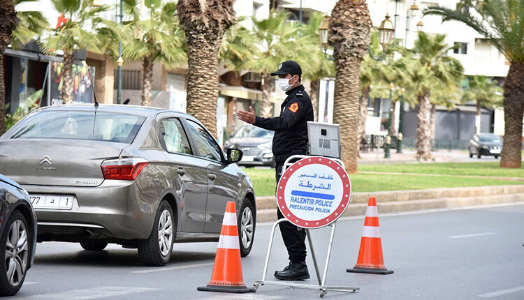 السلطات المغربية تشرع في إقامة حواجز لتشديد إجراءات التنقل بعد ارتفاع إصابات كورونا